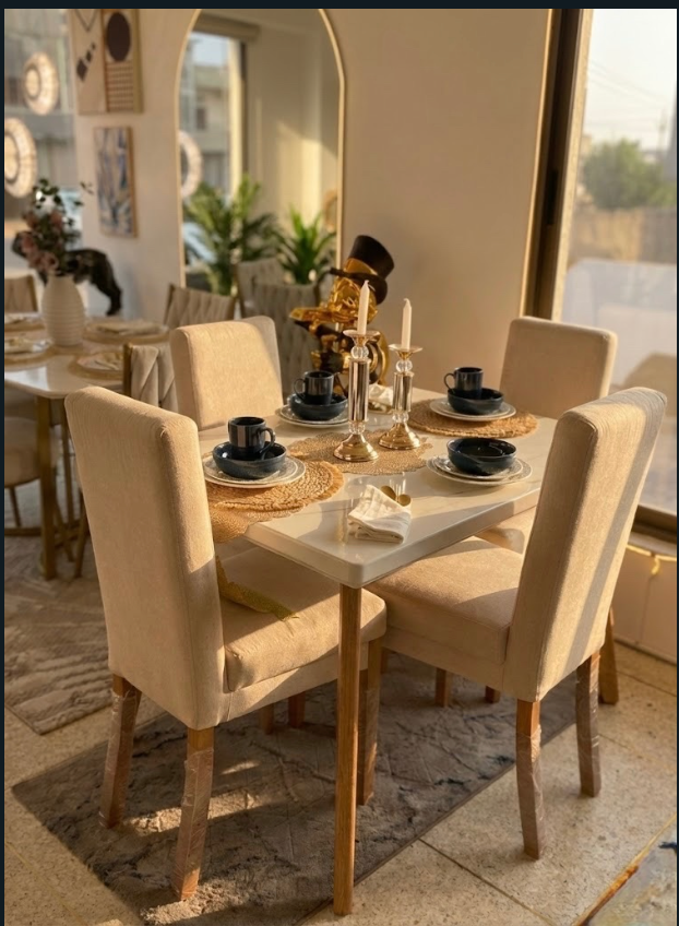Comedor Nápoles - Mesa Blanca Luminosa + 4 Sillas Crema con Patas Madera Natural
