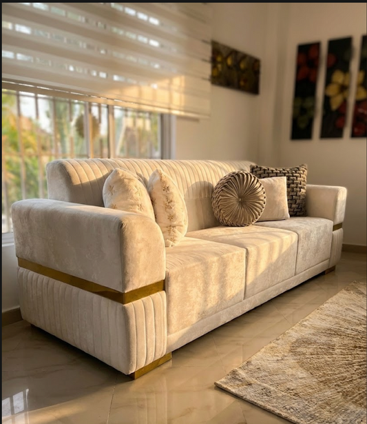 Sofá de Tres Puestos - Diseño Elegante en Madera Nogal.
