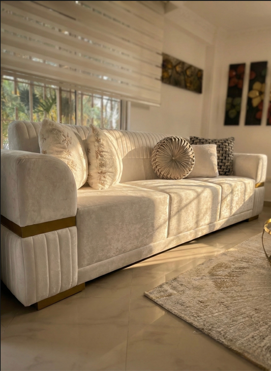 Sofá de Tres Puestos - Diseño Elegante en Madera Nogal.